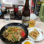 Gyouza No Oushou - 麻辣ソース焼そば700円＆にんにく激増し餃子ジャストサイズ165円＆瓶ビール大528円