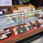 Kakino Hazushi Yamato - 店内ショーケース2 押しずし・鮎ずし・いなりずし等色々なお寿司が。