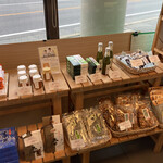 柿の葉ずしヤマト - 店内商品棚　地域の名産品的なものがたくさん並んでます。