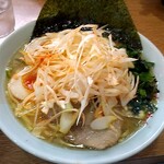 Ippachiya - ネギチャーシュー麺の並（麺量180g位）
                      トッピングは半味玉。
                      ネギはラー油のみの味付け、もしくは少しの塩気？？
                      デフォルトでレンソウはヘタってますが多くてグッド。
                      