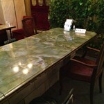 コーヒーの大学院 ルミエール・ド・パリ - シャンデリアの下の中央の大理石(緑色が付いたオニックスの大テーブル)