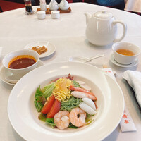 新橋亭 - 特選海鮮冷麺（麻辣）・杏仁豆腐付き、2,000円。
