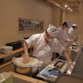 由壽司師傅新鮮製作的壽司無限量供應