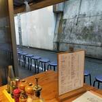 月島もんじゃ くうや - 道脇には、丸椅子があり