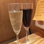 月島もんじゃ くうや - グラスワイン赤と白