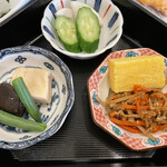 魚津マンテンホテル駅前 - 煮物、香の物、出汁巻玉子にきんぴら。