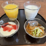 魚津マンテンホテル駅前 - オレンジジュースに牛乳に素麺にヨーグルト。