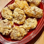 Nakatsu Karaage Kei - 手前が砂肝唐揚げで奥が骨なしモモ肉の唐揚げ