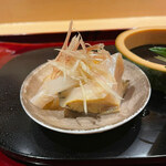 銀座 しのはら - 先付は鮑、平貝、芋茎、ミョウガ、柑橘ジュレ