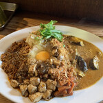 梵平 - あいがけ（キーマ＆ココナッツあさり茄子）＋生卵＋辛口麻婆豆腐　900円＋50円＋200円