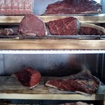 ヌッフ デュ パプ - 入口脇の肉の熟成庫