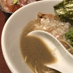 酒肴場 屯 - 程良い苦味の煮干しスープ