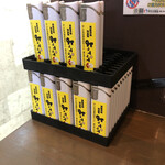 家庭料理居酒屋 よってって - カウンター左席。お、ノベルティのライターが！