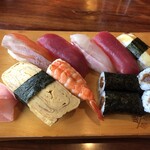 魚金寿司 すゞ木 - ランチにぎり700円あら汁付き