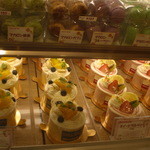 1546369 - 他の生菓子もあります。上はマカロン。