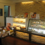 パティスリーコンサクレ - 店内には、たくさんの商品が並んでいます。