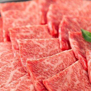 和牛カルビ税込1,210円など、新鮮なお肉を提供
