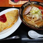 長ちゃんラーメン - キムチラーメン(￥1030)とオムライス ハーフサイズ(￥550)。
            せっかくなのでセット。