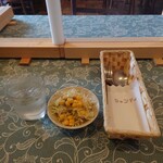 シャンティ - 昭和のナプキン入り食器バスケットとサラダ。