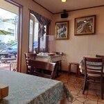 シャンティ - 玄関ドア横の明るいテーブル席。