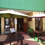 シャンティ - 2階建ての住宅が並ぶ町の中に、突然のパラソル。
      いつもならここで呑めるのに・・・。