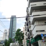 シャンティ - 西新宿小学校向かいのマルエツの角を入り、角を曲がると裏通りにお店があります。