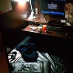 快活CLUB - 内観写真:フラットシート。画像は御殿場店で撮影したものですが、他店もほぼ同じですので、参考まで。四方を壁に囲まれ、天井はありませんが、クッション性のあるフロアで、暗めの照明。仮眠するには最高のスペースです。