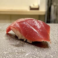 鮨 なんば 日比谷 - やま幸さんからのマグロ赤身漬け
                    身が焼けていないマグロはつるんととした食感でねっとりと、酸味は夏のマグロらしく強くはなくさっぱりとしていい味わいです♪