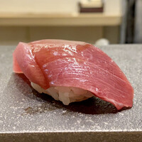鮨 なんば 日比谷 - やま幸さんからのマグロ中トロ
                    鮮度が良く身がプリプリとしてます。
                    もう少し置いた方が良くなるそうですが、夏場のマグロの仕入れはとても厳しいので使われたそうです。
                    若さがある歯触り、夏マグロは美味しい。