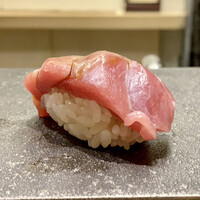 鮨 なんば 日比谷 - やま幸さんからのマグロ大トロ
                      口の中でシャリのほぐれ具合と大トロの溶け出すタイミングが見事としか言いようがありません！
                      マグロ自体を58度に軽く火を入れシャリは44度、大将の鮨にかける情熱が熱いです！