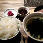 Gyuuzen - ライス、スープ、漬物