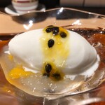 おみ乃 - ココナッツのシャーベット（上：パッションフルーツのソース、下：ジャスミン茶のゼリーとマンゴー）（アップ）