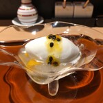 おみ乃 - ココナッツのシャーベット（上：パッションフルーツのソース、下：ジャスミン茶のゼリーとマンゴー）