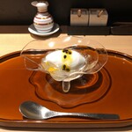 おみ乃 - ココナッツのシャーベット（上：パッションフルーツのソース、下：ジャスミン茶のゼリーとマンゴー）