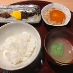 おみ乃 - 土鍋ご飯（南魚沼産こしひかり） + 鳥スープ + 肉味噌 + コリンキーの漬物 + 昆布の佃煮 + 鳥そぼろと卵黄醤油漬け