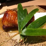 おみ乃 - 焼き玉蜀黍を詰めて揚げた手羽先 + 金糸瓜の和え物（アップ）