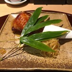 おみ乃 - 焼き玉蜀黍を詰めて揚げた手羽先 + 金糸瓜の和え物