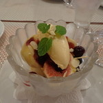 ビストロ ダイア - 新作のデザート、イチジクのコンポート、カルダモンとターメリックアイスクリーム乗せ