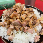 豚骨醤油ラーメン 王道家 柏店 - いつもよりいっぱい乗ってる気がする