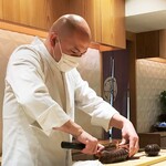 銀座 しのはら - 大きな伊勢海老と格闘中のしのはらさん