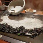 月島もんじゃ くうや - いか墨もんじゃの土手を作ります