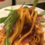 PASTA＆PIZZA WINE BAR YOLO - 生ハムと一緒に