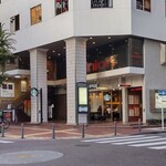 スターバックス・コーヒー - 江戸時代に、外国人居留地があった関内地区と横浜港を結ぶ「馬車道」にあり、雰囲気があります。