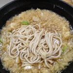 ふじ - 天かすの海からそばを引っ張り出す