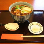 きらめき庵 - おかめそば　980円　大判蒲鉾に味付けした椎茸、筍、卵焼きをのせた逸品。