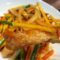青菜 丸の内ブリックスクエア店 - 持ち上げてみた