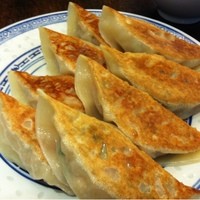 青菜 丸の内ブリックスクエア店 - でっかい餃子が8コ
