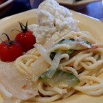 Biggu Boi - サラダバーから調達したサラダと、パスタ(ズッキーニのペペロン)