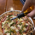 PIZZERIA IMOLA - もこみちバリにピカンテソースを。