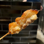 YAKITORI 燃 es - 良くあるセセリとは全く違いますよ、
      何故なら、丸鳥で仕入れておりますので、
      首皮事提供して下さります！そう簡単には
      出逢えない一本が何と最初に登場です‼︎